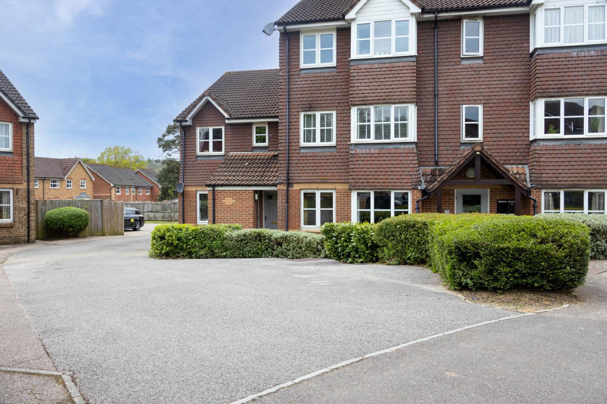Modern 2 Bed Apartment Near Gatwick Кролей Экстерьер фото